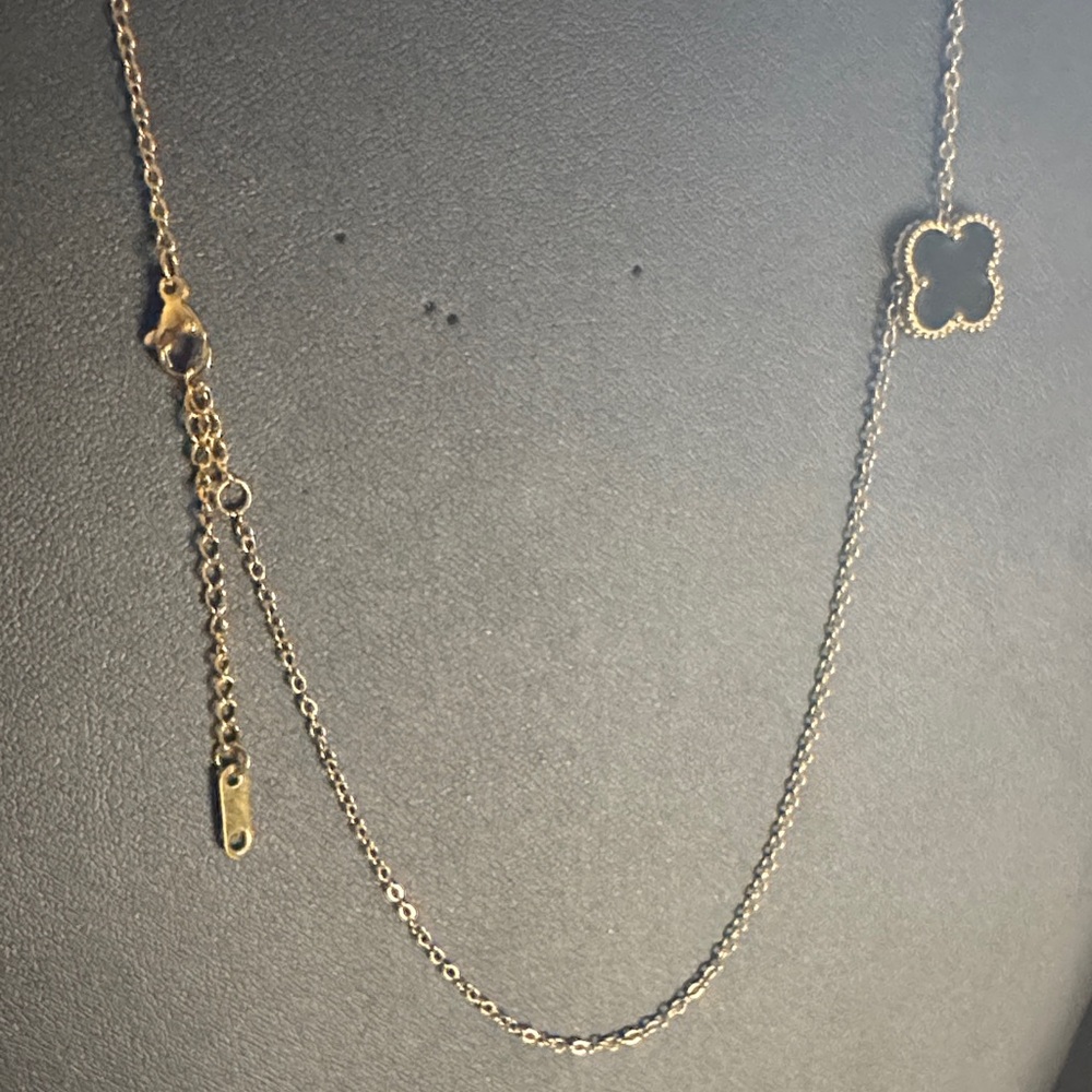 Gold Clover Pendant Necklace - Picture 3 of 3